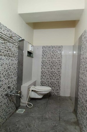 Habitación superior | Baño | Regadera, regadera tipo lluvia, amenidades de baño gratuitas, toallas 