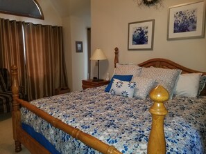 4 bedrooms, free Internet, bed sheets