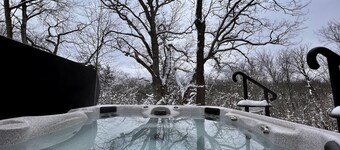 4 bedroom, 3.5 bath Hot Tub home located near Eagle Ridge Resort