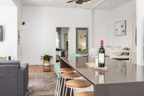 Classic-Haus | Eigene Küche | Großer Kühlschrank, Herdplatte, Geschirrspüler