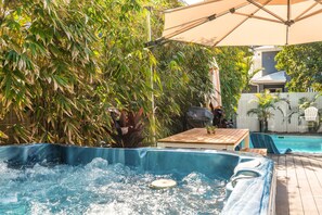 Outdoor spa tub - A PERFECT STAY - Aaloka Bay (Byron Bay)