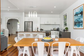 Classic House | In-room dining - A PERFECT STAY - Aaloka Bay (Byron Bay)