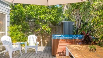 Outdoor spa tub