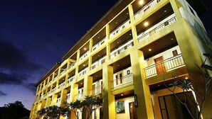 A multi-story hotel with balconies and a well-lit entrance. - The Room Chaweng (Koh Samui)