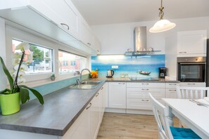 Réfrigérateur, four à micro-ondes, un four, surface de cuisson