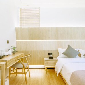 Desk, blackout curtains, free WiFi, bed sheets - Yitian Hotel (Shishi Pedestrian Street) (Quanzhou)