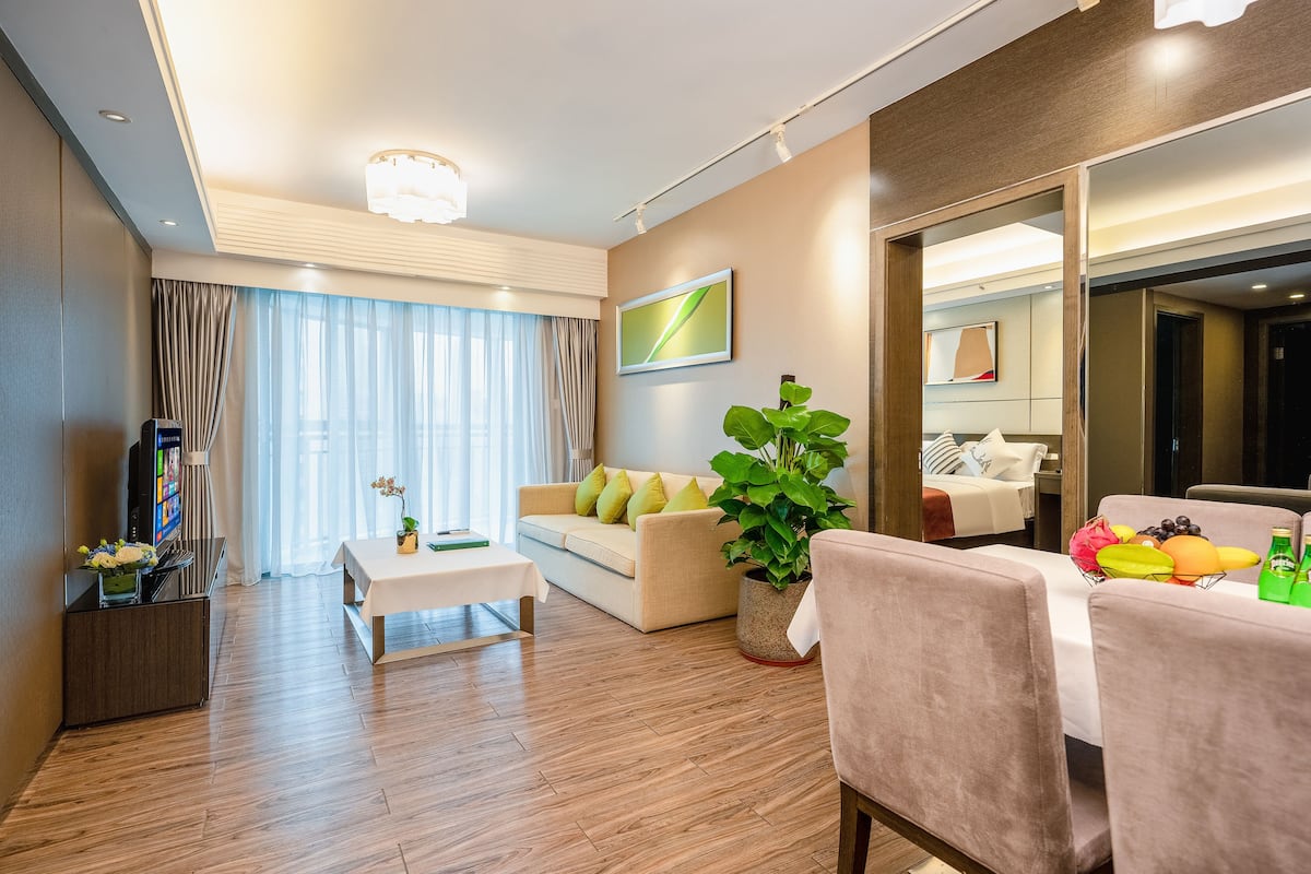 Suite supérieure, 2 chambres, non-fumeur | Coffre-fort, rideaux d’obscurcissement, accès au Wi-Fi (inclus)