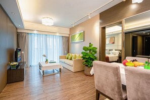 Suíte superior, 2 quartos, para não fumantes | Cofres nos quartos, cortinas blackout, Wi-Fi de cortesia, roupa de cama
