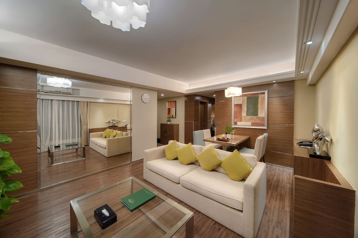 Suite Confort, 2 chambres, non-fumeur | Coffre-fort, rideaux d’obscurcissement, accès au Wi-Fi (inclus)