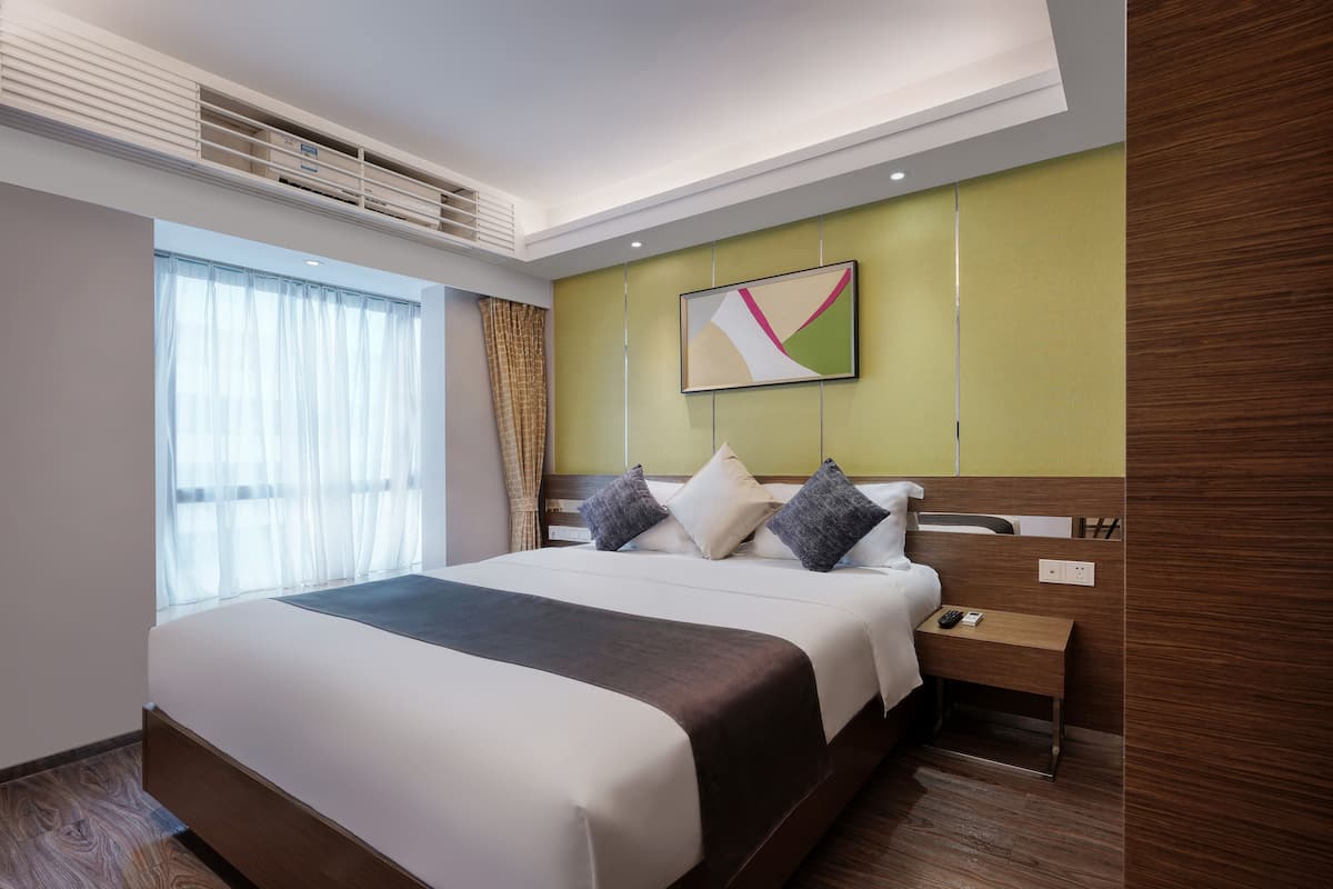Classic Suite, Non Smoking | 3 bedrooms, in-room safe, blackout drapes, free WiFi