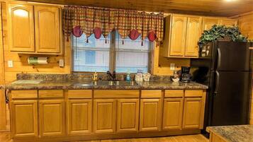 Cabin, 2 Queen Beds (Black Bears Den) | Private kitchen