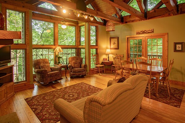 Cabin, Multiple Beds (Tree House) | Living room - Tree House (Townsend)