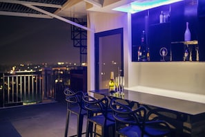 Bar (on property) - Modern 6BR House ⭐️City & Ocean Views from Jacuzzi (Cebu City)