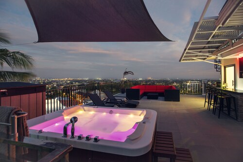 Modern 6BR House ⭐️City & Ocean Views from Jacuzzi