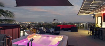 Modern 6BR House ⭐️City & Ocean Views from Jacuzzi