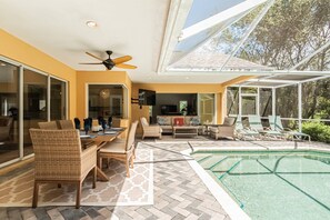 Pool - Briarwood: Home w/ 2 King BR's, heated pool &outdoor entertaining space w/TV (Naples)
