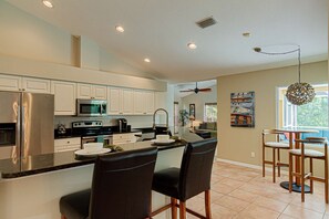 Jääkaappi, astianpesukone, kahvin-/teenkeitin