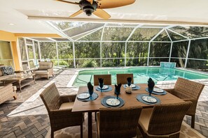 Outdoor dining - Briarwood: Home w/ 2 King BR's, heated pool &outdoor entertaining space w/TV (Naples)