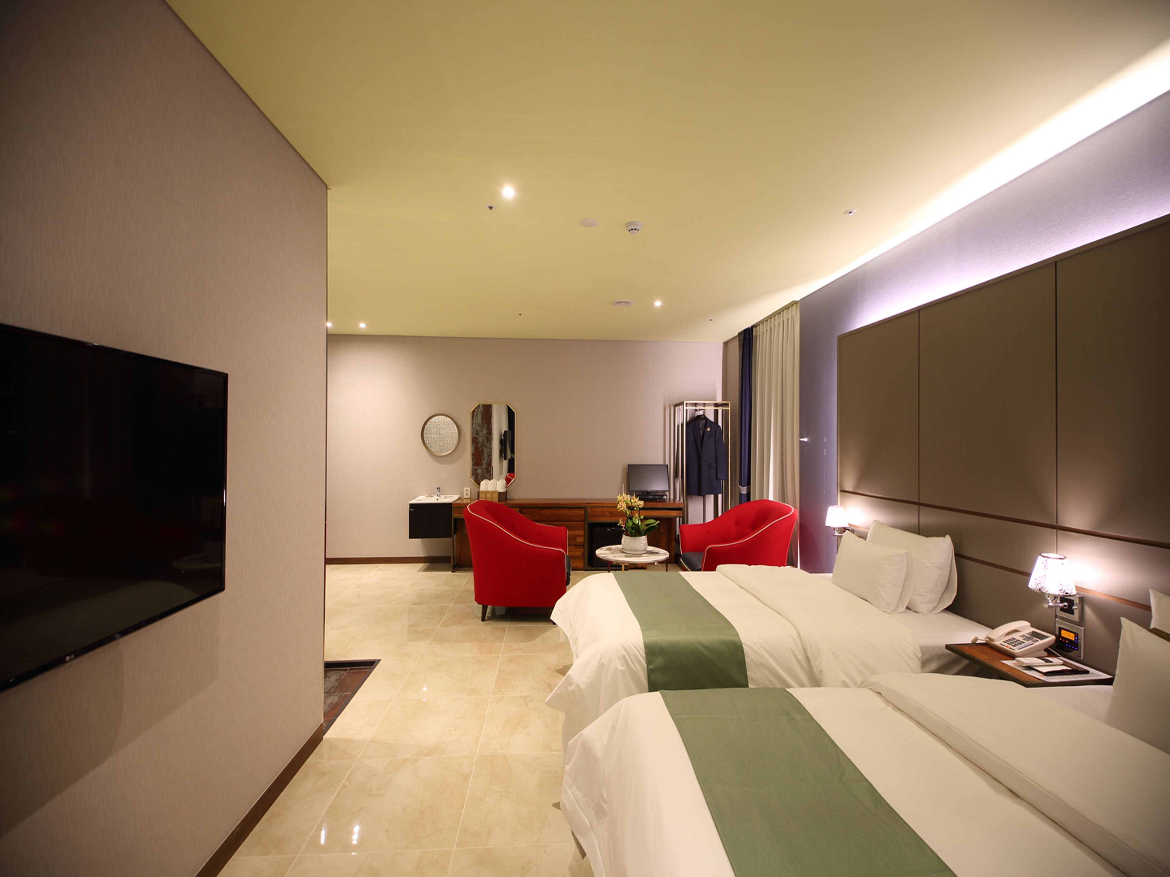 suite twin | 1 bedroom, in-room safe, individually furnished, desk