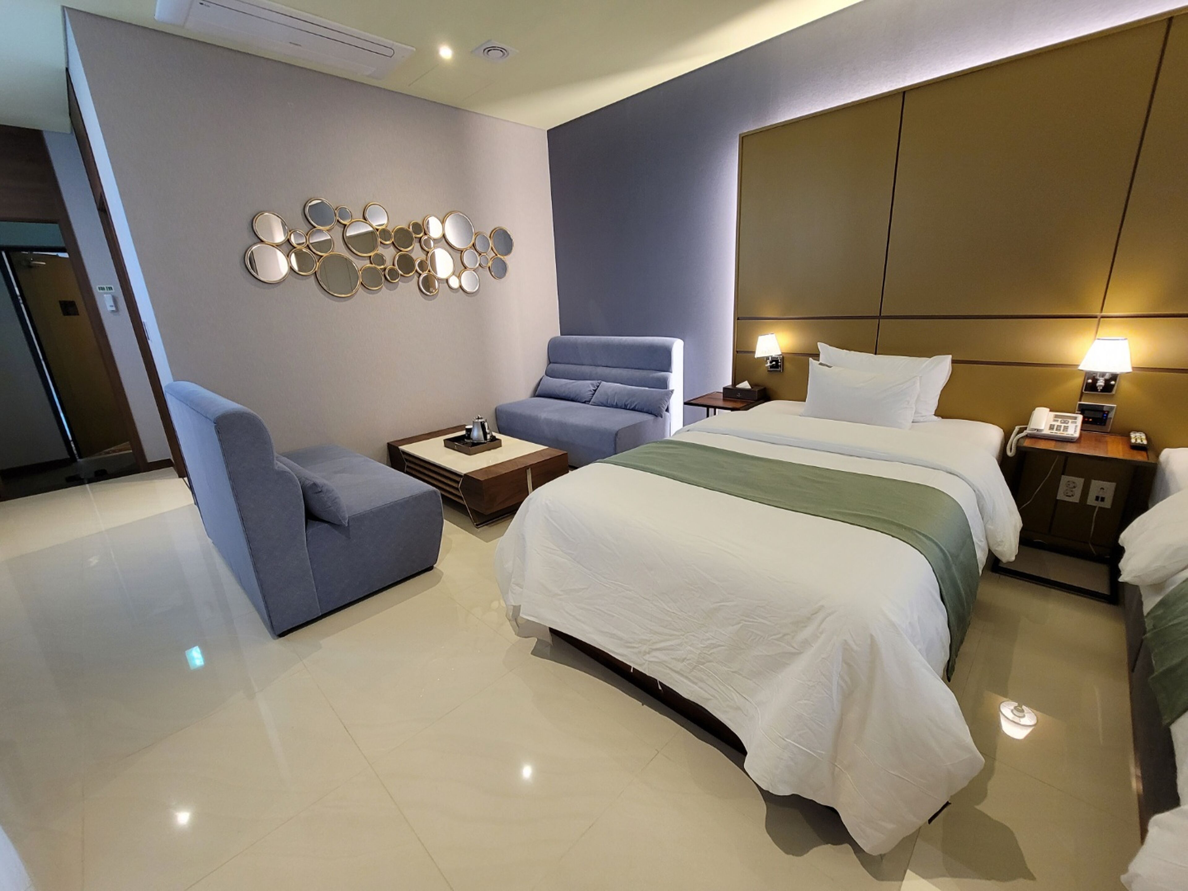 suite twin | 1 bedroom, in-room safe, individually furnished, desk