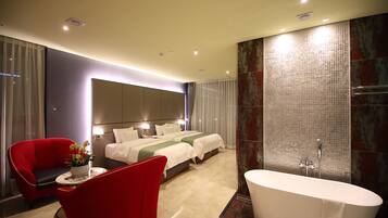 Caja de seguridad en la habitación, muebles diferentes y escritorio