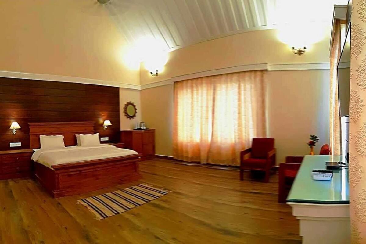 Suite | Minibar, tabla de planchar con plancha, wifi y ropa de cama