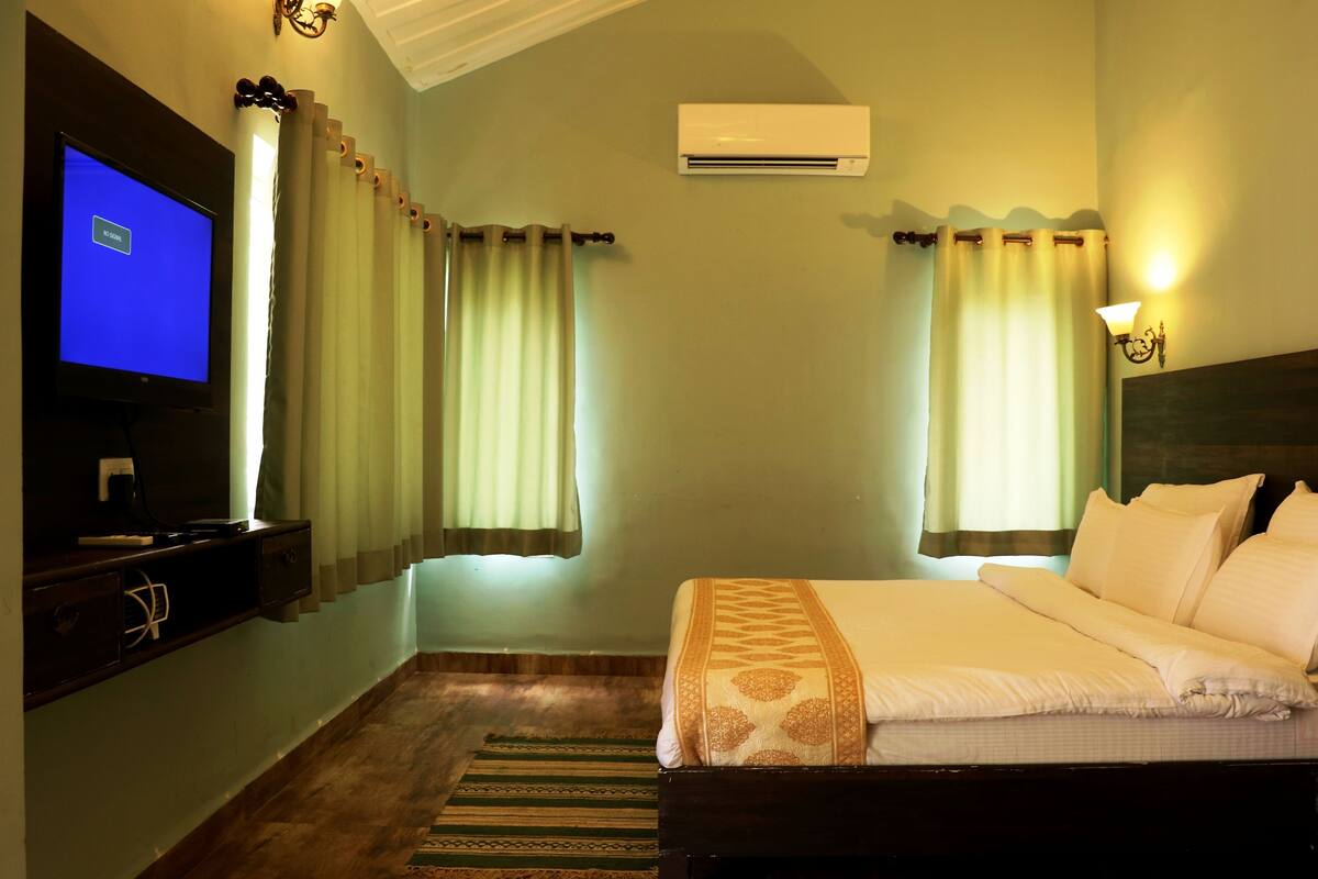 Hill View Cottage | Minibar, tabla de planchar con plancha, wifi y ropa de cama