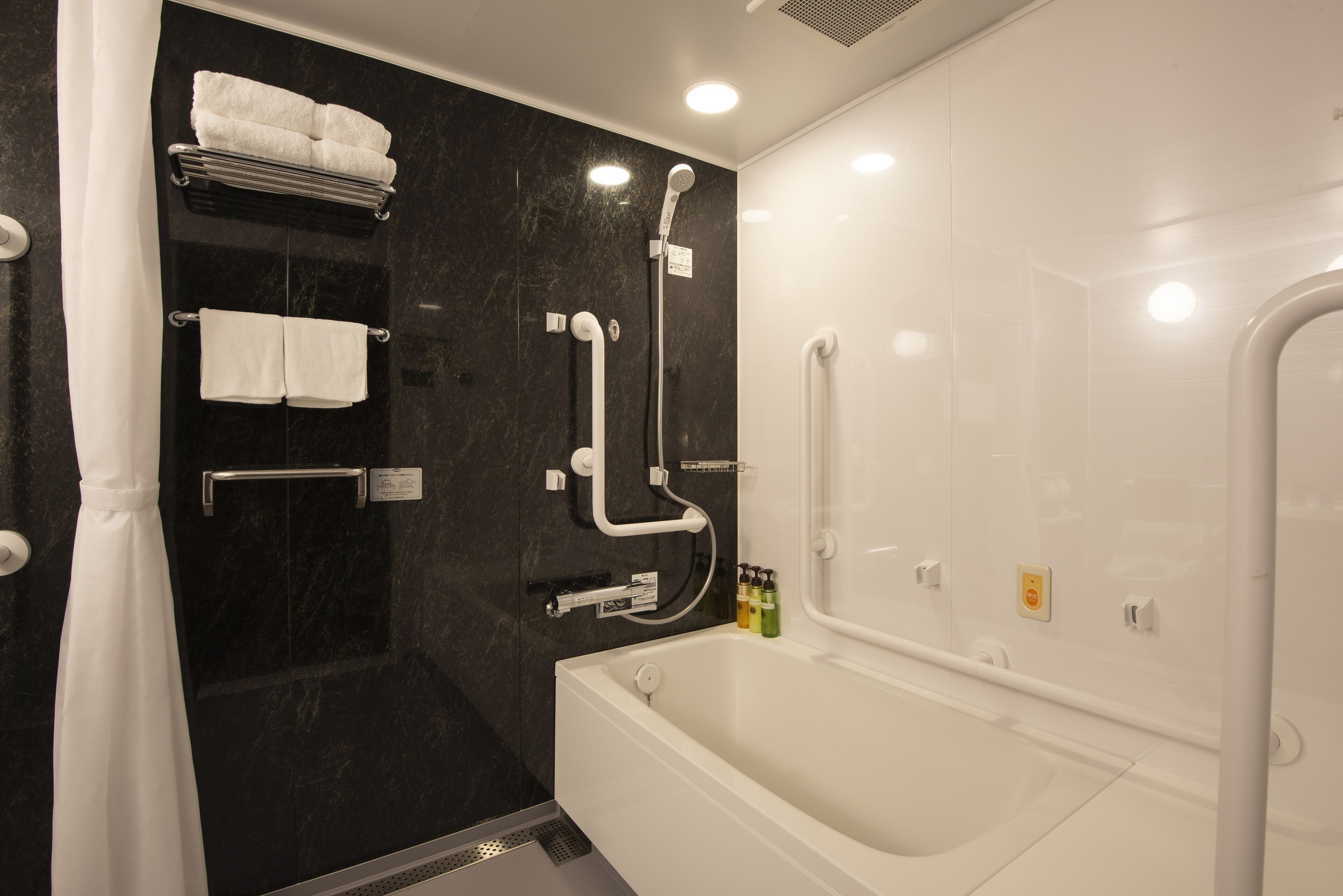 twin room, accessible | bathroom | combined shower/bathtub, deep-soaking bathtub, hair dryer, slippers