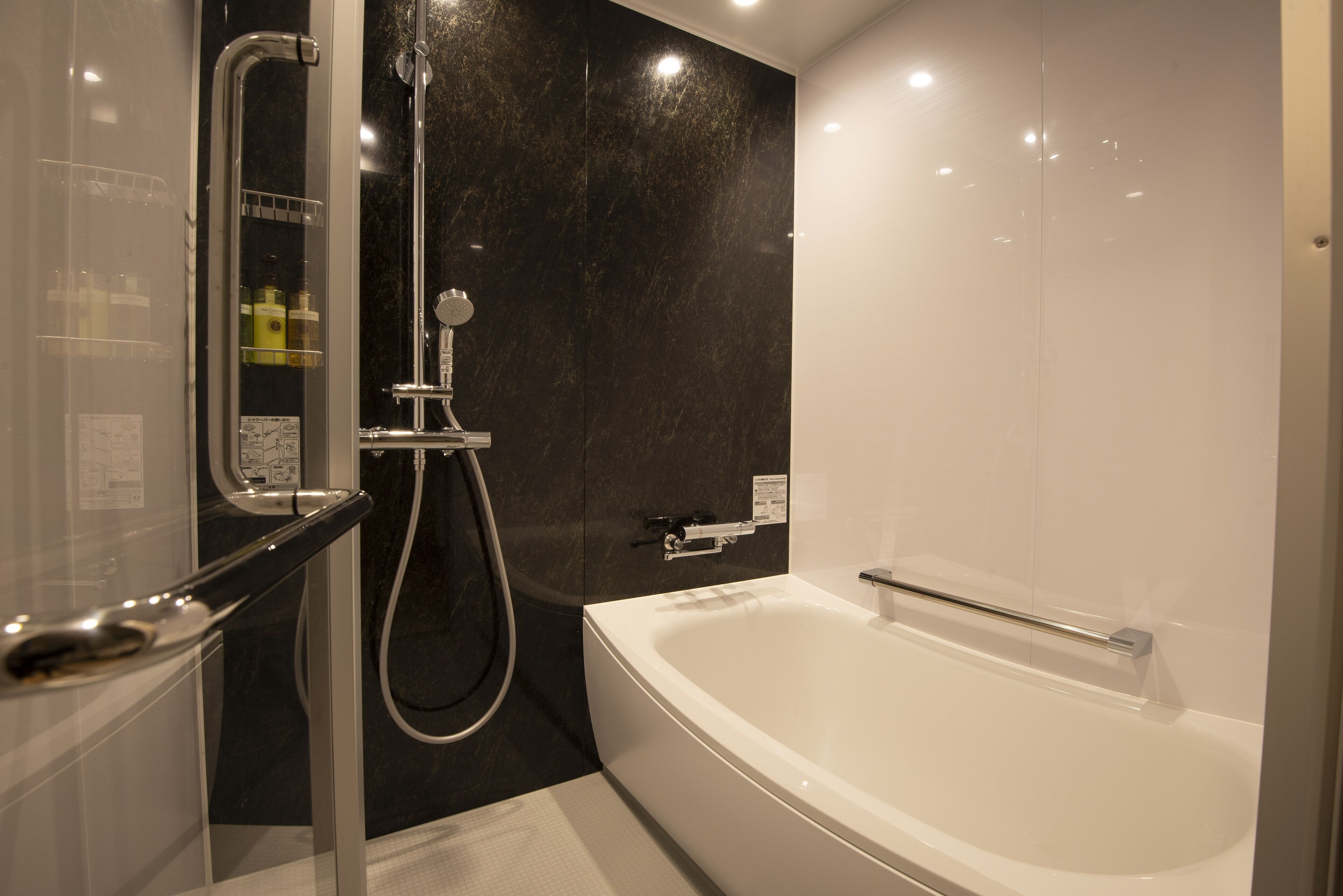 superior twin room | bathroom | combined shower/bathtub, deep-soaking bathtub, hair dryer, slippers