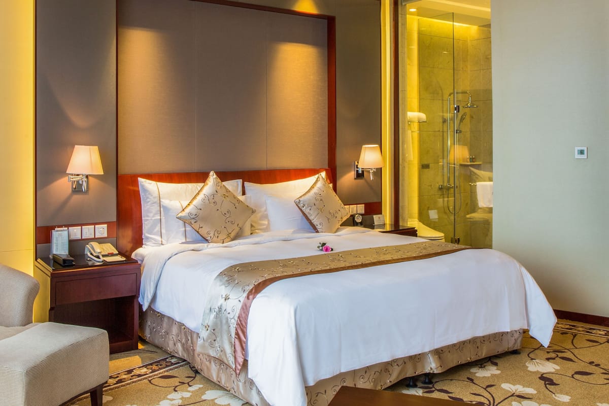 Business Double Room | Minibar, in-room safe, blackout drapes, iron/ironing board