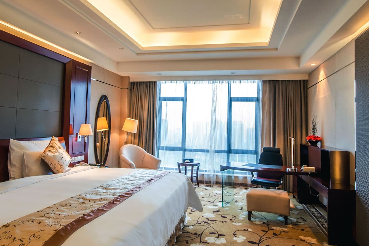 Executive Suite | Minibar, in-room safe, blackout drapes, iron/ironing board