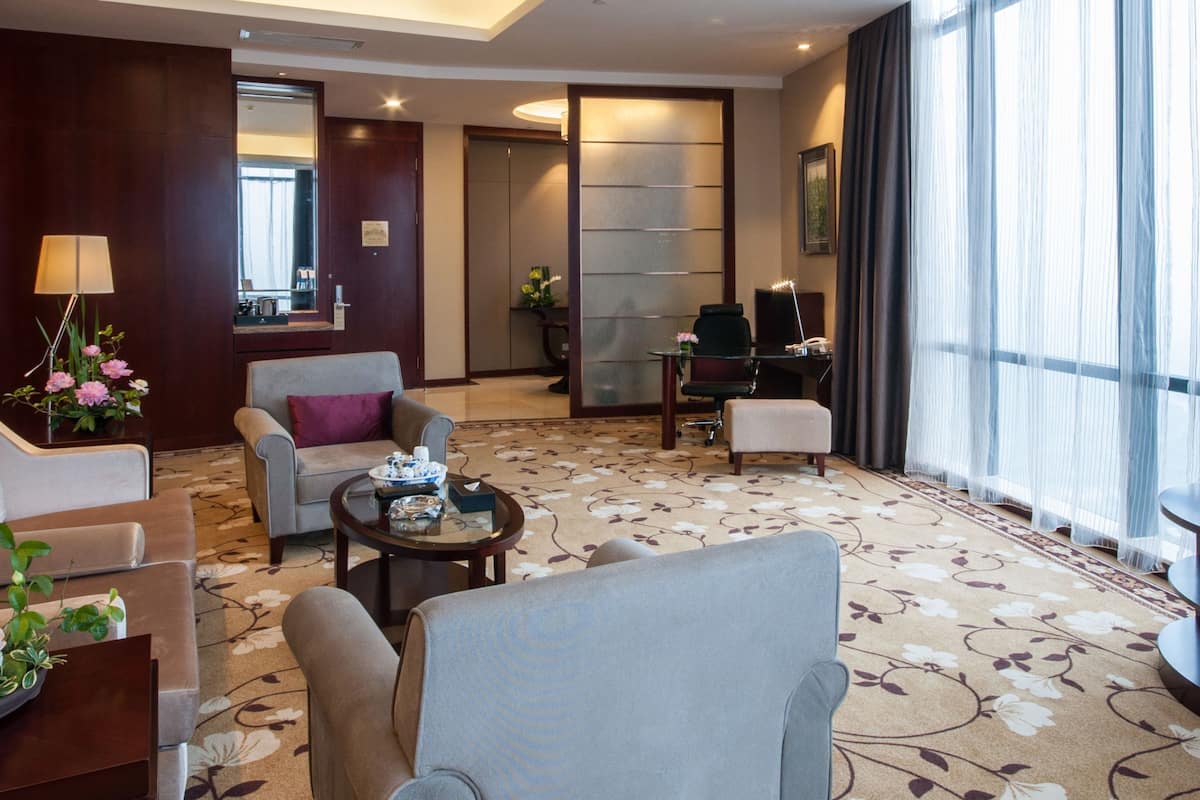 Deluxe Suite | Minibar, in-room safe, blackout drapes, iron/ironing board