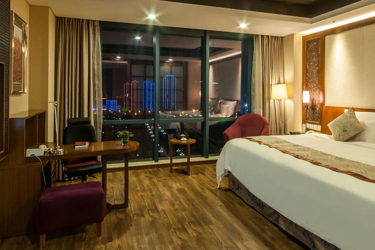 Signature Double Room | Minibar, in-room safe, blackout drapes, iron/ironing board