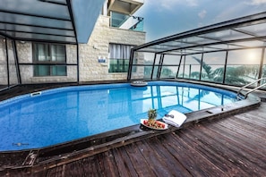 Piscine extérieure, parasols de plage, chaises longues