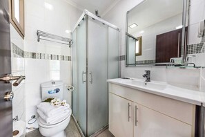 Douche, articles de toilette gratuits, sèche-cheveux