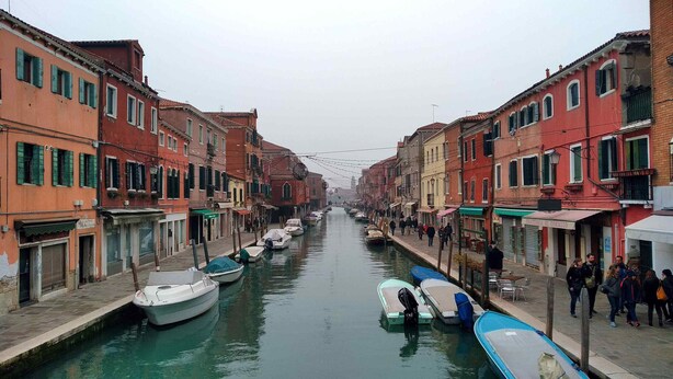 A canal lined with traditional Venetian buildings, narrow waterway, and moored boats. - Moira's House (Venezia)