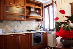 Wasserkocher mit Kaffee-/Teezubehör, Kochgeschirr/Geschirr/Besteck