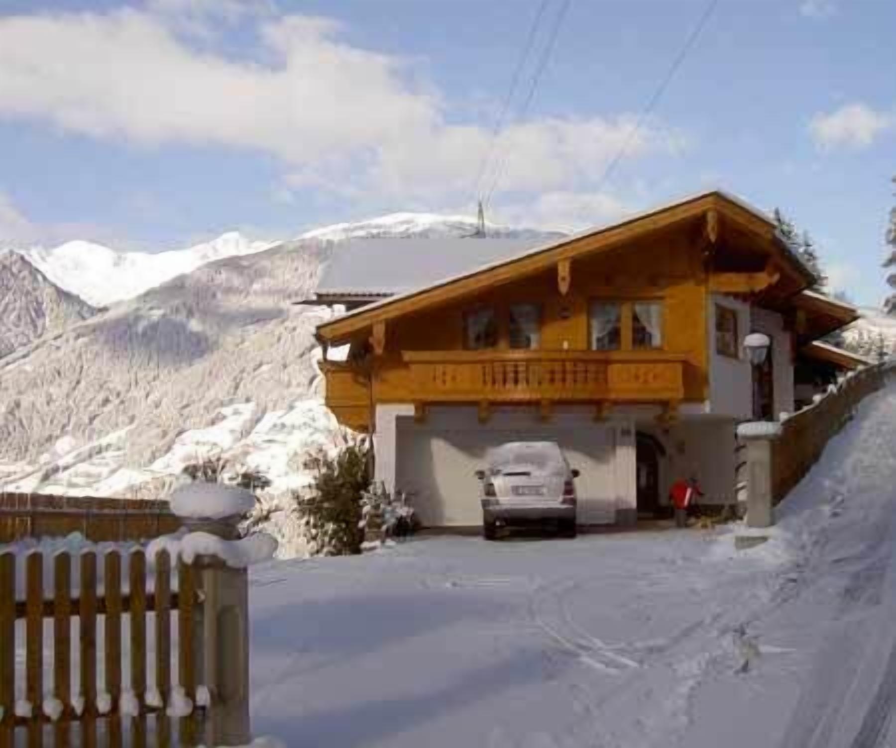 Gesamtansicht vom Landhaus Höllwarth im Winter