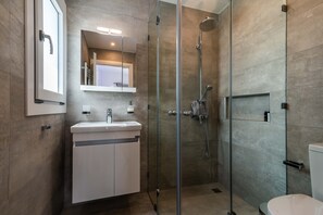 Suite, 3 habitaciones | Baño | Ducha y cabezal de ducha tipo lluvia