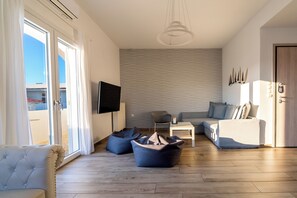 Suite, 3 Schlafzimmer | Wohnbereich | 42-Zoll-Flachbildfernseher mit Satellitenempfang, Fernseher, Netflix