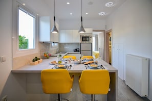 Suite, 2 chambres | Restauration dans la chambre