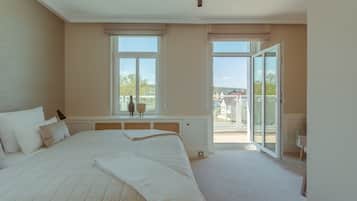 1 bedroom, desk, WiFi, bed sheets