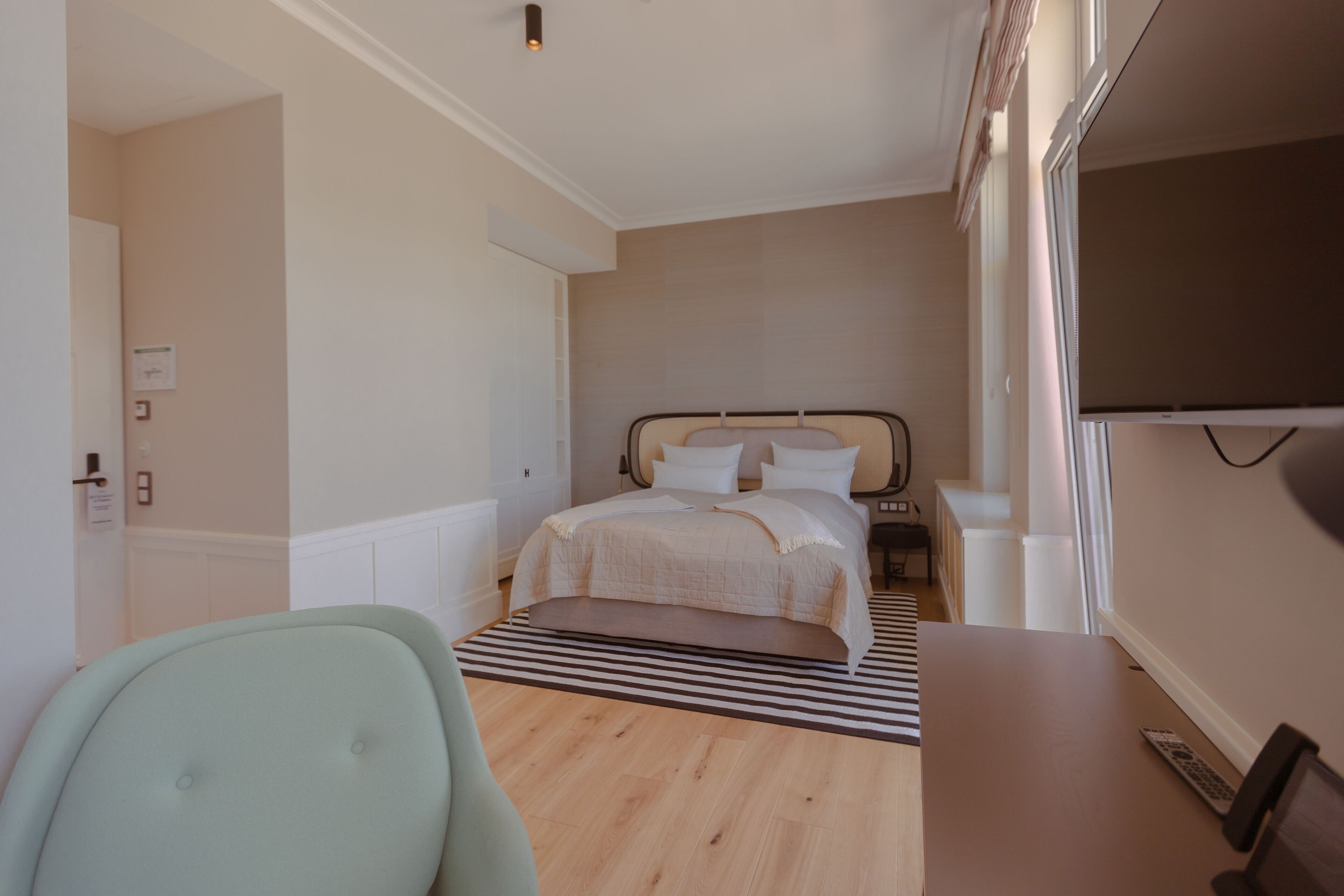 1 bedroom, desk, WiFi, bed sheets