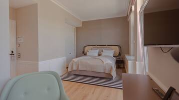 1 bedroom, desk, WiFi, bed sheets