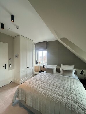 1 bedroom, desk, WiFi, bed sheets