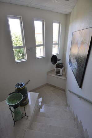 Televisor intel·ligent de 28 polzades amb canals per satèl·lit 