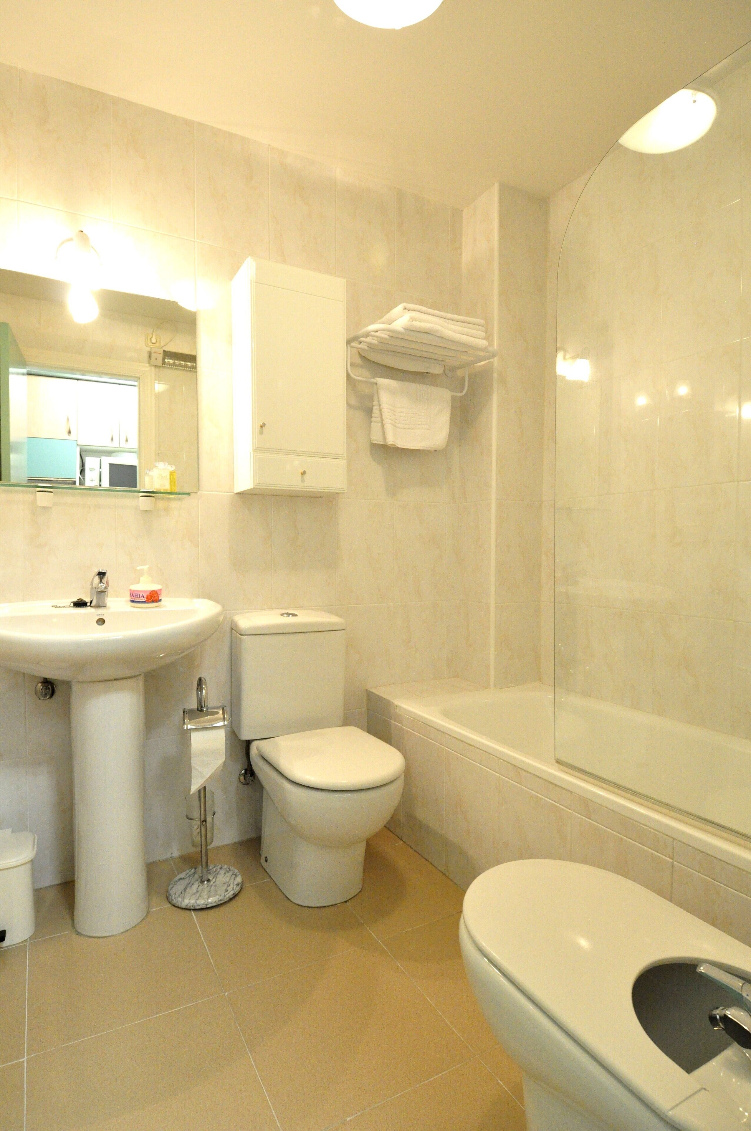 Standaard studio (+ Sofa Bed) | Badkamer | Een bad/douchecombinatie, een diep bad, een regendouche, een haardroger