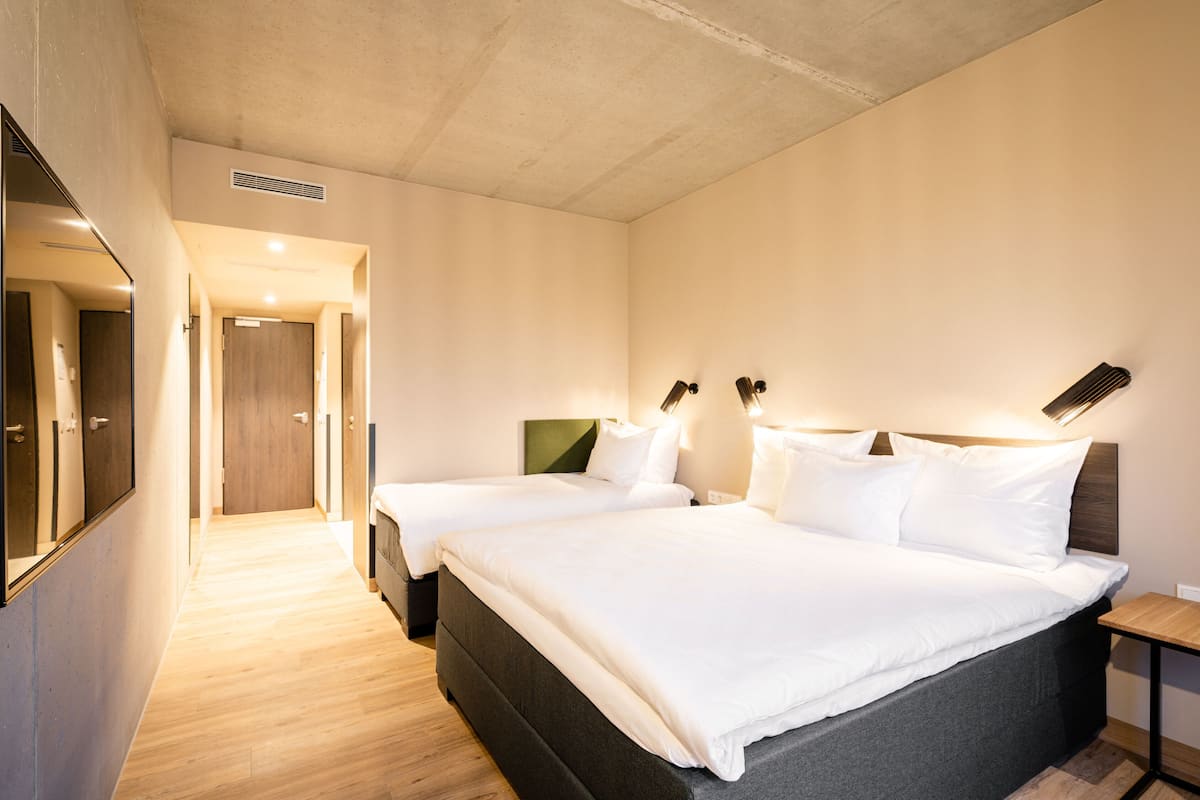 deluxe room | hypo-allergenic bedding, in-room safe, blackout curtains, soundproofing