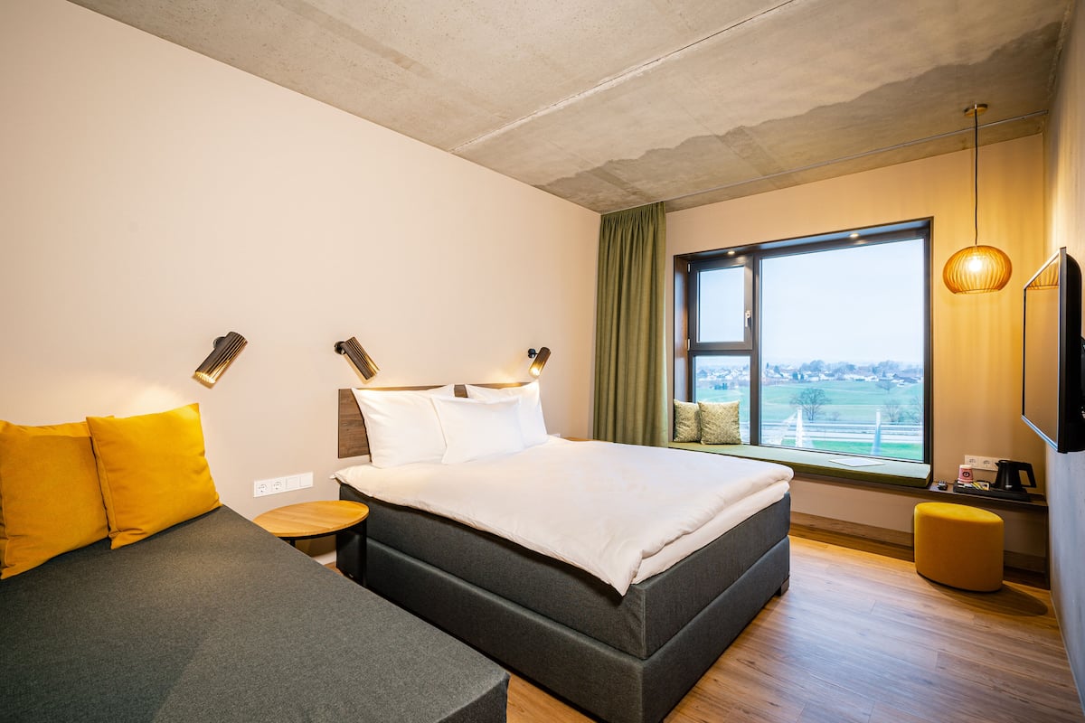 deluxe room | hypo-allergenic bedding, in-room safe, blackout curtains, soundproofing