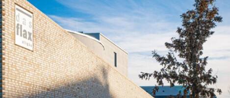 A building with a brick facade and a sign that reads "das Haus."
